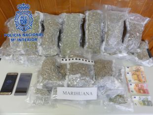 Dos detinguts a La Jonquera per dur 7,7 quilos de marihuana al cotxe