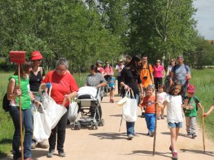 Una vintena de voluntaris netegen l’entorn de l’estany de Sils