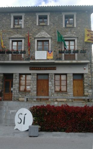 Campelles penja la 'rojigualda' amb un cartell on s'especifica que s'hi oposa
