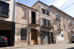 Un incendi d'habitatge a Cassà causa tres ferits per cremades i inhalació de fum