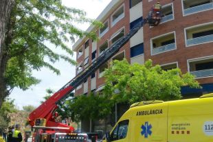 Rescaten una dona de 76 anys a Blanes que havia quedat atrapada al balcó de casa