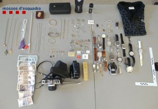 Enxampen dos lladres amagats darrere un matalàs i dins un armari en una casa de Figueres