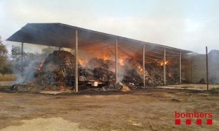 Crema un cobert de 300 metres quadrats ple de palla a Sant Jordi Desvalls