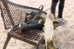 Treuen més de mitja tona de brossa davant la costa de Platja d'Aro