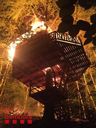 Crema una cabana d'un arbre en un allotjament rural a Sant Hilari Sacalm