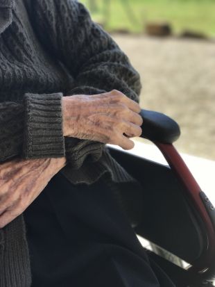 Més de 7.300 diagnòstics de demències a les comarques gironines en deu anys
