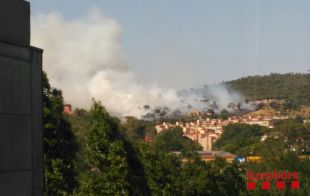 Un incendi de matolls a la Font de la Pólvora a Girona obliga a tallar l'N-II