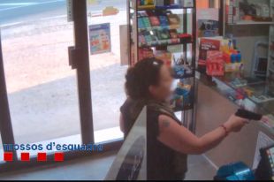 Detenen un home i una dona per atracar amb una pistola falsa un estanc a Porqueres