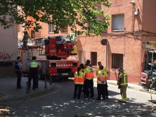 Un incendi en un pis al barri gitano de Figueres posa al descobert una plantació de marihuana