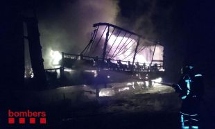 Crema un camió i un remolc en un aparcament de l'N-II a la Jonquera