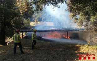 Els Bombers treballen per extingir l'incendi d'un paller a Santa Pau