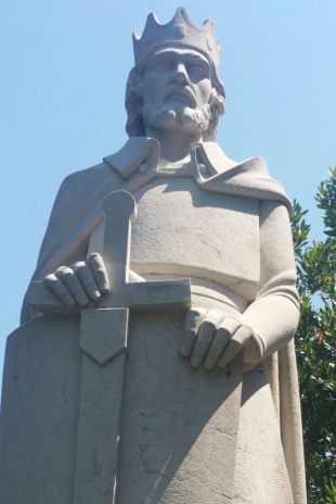 Figueres restaura l'escultura del rei Jaume I i el monument de la Carta Pobla