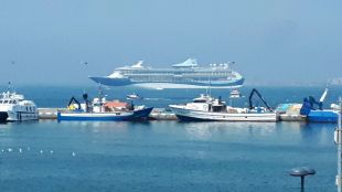 El port de Roses rep per primer cop 1.800 passatgers amb el creuer Tui Discovery