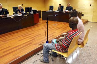 Condemnat per llançar una paella amb oli roent a la cara d'un company de pis a Sant Pere Pescador