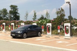 Tesla instal·la a Caldes de Malavella un punt de càrrega de vehicles elèctrics