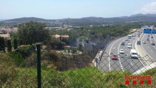 Un incendi talla la C-31 a Platja d'Aro