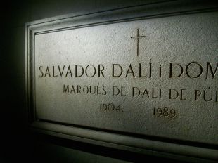 La comitiva judicial obre el taüt on hi ha les restes mortals de Salvador Dalí