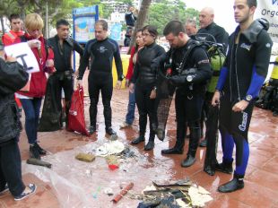Un grup de 39 submarinistes participen en la neteja del fons marí de Llafranc