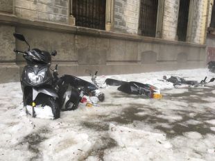 Una espectacular calamarsada genera el caos a Girona