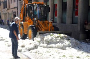  Girona intenta recuperar la normalitat després del fort aiguat amb calamarsa