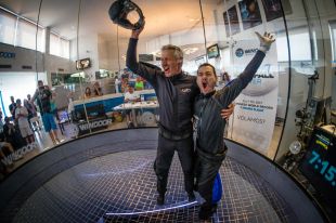 Baten el rècord Guinness mundial de permanència de vol ininterromput al túnel del vent d'Empuriabrava