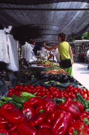 La nova ubicació del mercat de Banyoles genera queixes entre marxants i usuaris