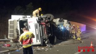 Un xoc entre dos tràilers a l'AP-7 a Viladasens obliga a tallar dos carrils en sentit nord