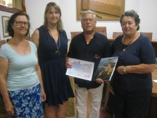 Tossa de Mar ret homenatge a un turista que porta 38 anys estiuejant al municipi