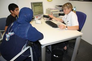 Un programa informàtic permet als immigrants escoltar en el seu idioma les recomanacions del metge 