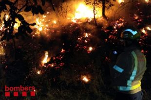 Els bombers encerclen l'incendi del Voló després de cremar 180 hectàrees