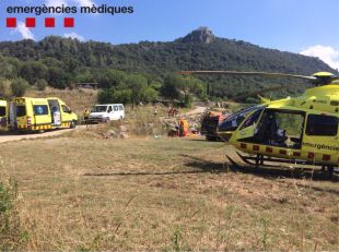 Un parapentista ferit greu en estavellar-se contra un mur de pedra a Amer