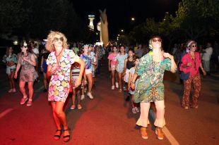 Unes 700 persones celebren els 50 anys d'Empuriabrava amb una gran cercavila