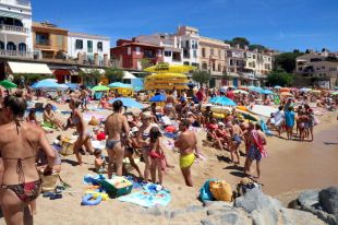 La reducció de la zona de bany enfada als banyistes de Calella de Palafrugell i Tamariu