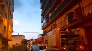 Desallotgen 21 veïns per l'incendi d'un habitatge en un bloc de pisos a Blanes