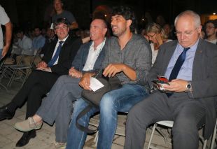 Deu artistes reten homenatge a Lluís Llach a Verges