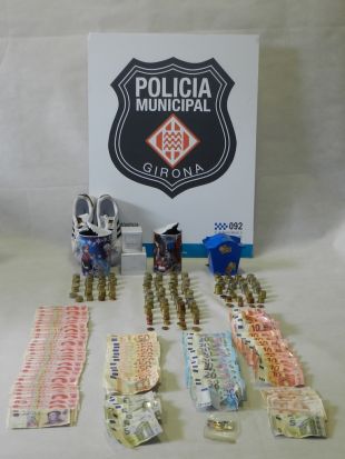 Atrapen dues lladres quan sortien d'un pis de Girona amb tres guardioles i 2.400 euros