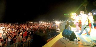 Més de 3.000 persones omplen la platja de Blanes en la primera nit de l’'Ensorra’t'