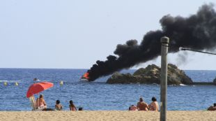 Una embarcació s’incendia i s’enfonsa darrera les roques de Sa Palomera a Blanes