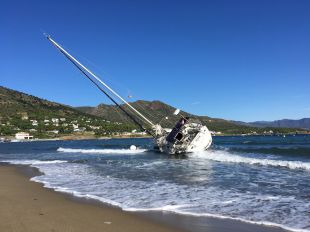 La tramuntana desplaça un veler amb dos ocupants fins la platja de Port de la Selva i la bolca