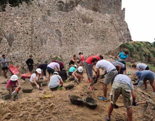 Joventut ofereix 240 places per a camps de treball a les comarques gironines aquest estiu