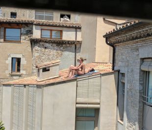 La imatge de dues joves prenent el sol al teulat d'un habitatge al Barri Vell de Girona es viralitza