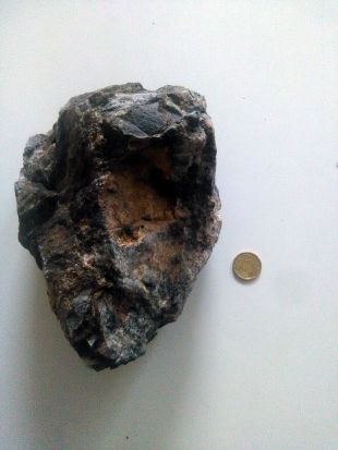Ferida una noia a les costelles en rebre una pedrada a Cadaqués