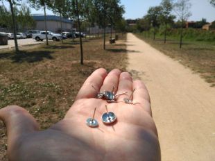 Denuncien un abocament de xinxetes al terra d'una zona verda de Santa Eugènia a Girona