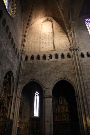 Comencen les obres per obrir el nou vitrall a la façana nord de la catedral de Girona