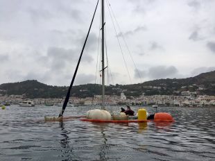 S'enfonsa el veler varat per la tramuntana a Port de la Selva