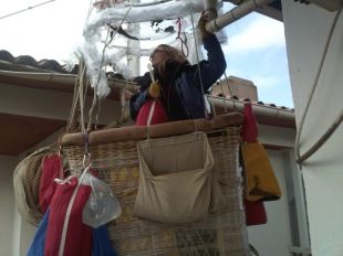 Un globus aerostàtic s'estavella contra un edifici a Santa Coloma de Farners 