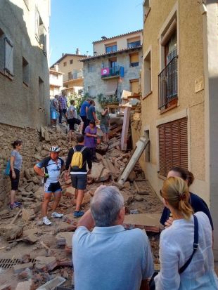 S'esfondra una casa de dues plantes i atrapa dues persones al seu interior a Llanars