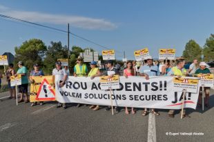 Els veïns d'Ordis i Navata tallen novament el trànsit a la cruïlla de la C-26 amb la N-260