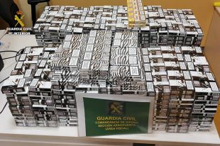 Dos enxampats a l'aeroport de Girona portant maletes amb 3.300 paquets de tabac de contraban