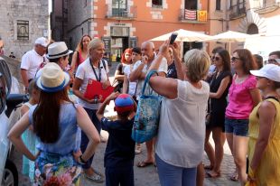 La CUP de Girona demana una taxa d’ocupació de via pública per als guies turístics